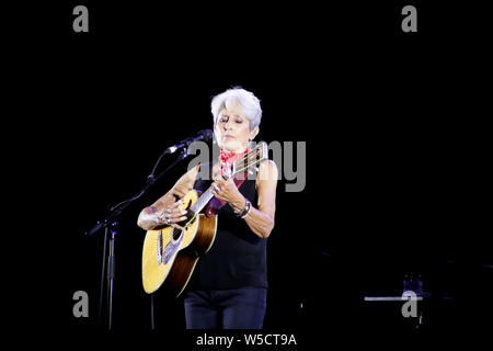 Joan Baez sangen und spielten in ihrem letzten Konzert ihrer Karriere bei Flower Festival in Collegno, Turin, Italien Stockfoto