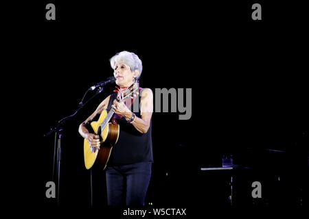 Joan Baez sangen und spielten in ihrem letzten Konzert ihrer Karriere bei Flower Festival in Collegno, Turin, Italien Stockfoto