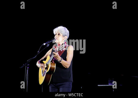 Joan Baez sangen und spielten in ihrem letzten Konzert ihrer Karriere bei Flower Festival in Collegno, Turin, Italien Stockfoto