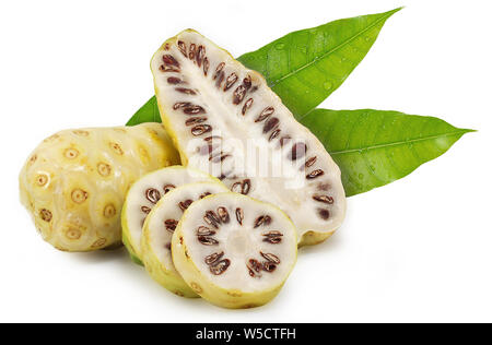 Oder Morinda Noni Früchte auf weißem Hintergrund Stockfoto