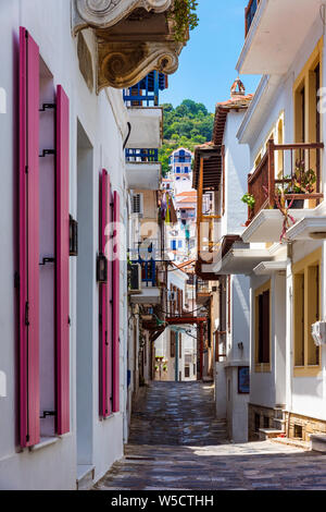 Eine schmale Straße in der Stadt Skopelos, Nördliche Sporaden Griechenland. Stockfoto