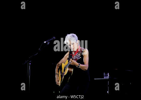 Joan Baez sangen und spielten in ihrem letzten Konzert ihrer Karriere bei Flower Festival in Collegno, Turin, Italien Stockfoto