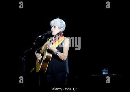 Joan Baez sangen und spielten in ihrem letzten Konzert ihrer Karriere bei Flower Festival in Collegno, Turin, Italien Stockfoto