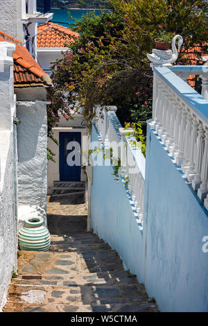 Eine abgestufte Straße in Skopelos Stadt, Nördliche Sporaden Griechenland. Stockfoto