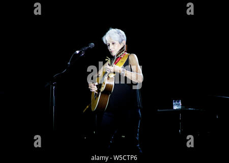 Joan Baez sangen und spielten in ihrem letzten Konzert ihrer Karriere bei Flower Festival in Collegno, Turin, Italien Stockfoto