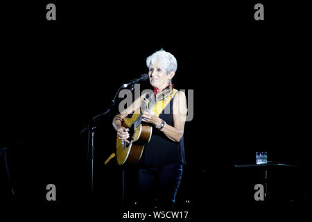 Joan Baez sangen und spielten in ihrem letzten Konzert ihrer Karriere bei Flower Festival in Collegno, Turin, Italien Stockfoto