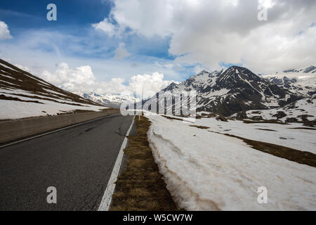 Blick von der Gavia Pass, eine alpine Pass von der südlichen Rhätischen Alpen, Kennzeichnung die administrative Grenze zwischen den Provinzen Sondrio und Brescia Stockfoto
