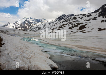 Blick von der Gavia Pass, eine alpine Pass von der südlichen Rhätischen Alpen, Kennzeichnung die administrative Grenze zwischen den Provinzen Sondrio und Brescia Stockfoto