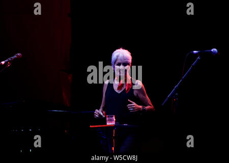 Joan Baez sangen und spielten in ihrem letzten Konzert ihrer Karriere bei Flower Festival in Collegno, Turin, Italien Stockfoto