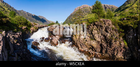 Ein Wasserfall auf dem Fluss Coe in Glencoe, die in der West Highlands von Schottland befindet. Stockfoto