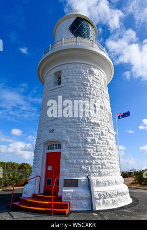 Cape Naturaliste Lighthouse auf sonnigen blauen Himmel und Wolken, Western Australia Stockfoto