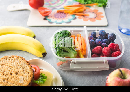 Mutter, gesundes Mittagessen für Schule in den Morgen Stockfoto