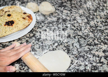 Der Küchenchef bereitet hausgemachte Naan, indische oder asiatische Brot. Vorbereitung, kneten Teig auf Küche und köstliches Brot bereit. Kopieren Raum rechts. Stockfoto