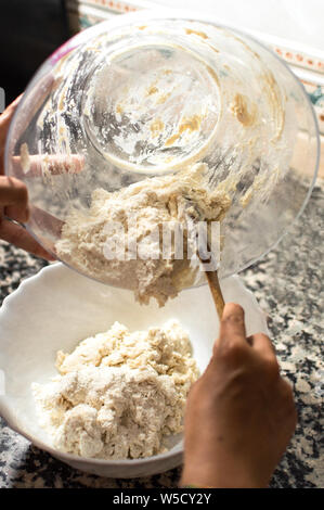 Frau Zubereitung Teig hausgemachten Krapfen zu Hause zu kochen. Kneten Mischung ein süßes und leckeres Dessert zu machen. Stockfoto
