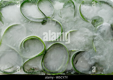 Hintergrund der Haut und Stück frisches szucchini in Ice Cube mit Luftblasen Stockfoto