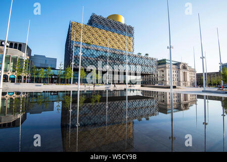 Reflexionen in den Wasserlauf am Centenary Square in Birmingham, West Midlands, Großbritannien Stockfoto