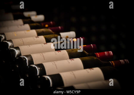 Vasse Felix Museum Weine mit Staub auf dem Display im Keller, Margaret River, Western Australien Stockfoto