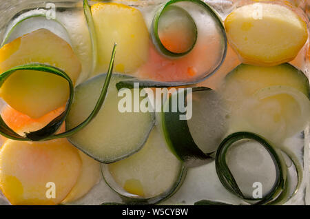 Hintergrund der Haut und Stück frisches szucchini in Ice Cube mit Luftblasen Stockfoto