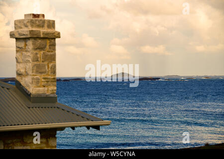 Cape Leeuwin Lighthouse Keepers Haus in Sonnenuntergang mit blauem Wasser und Wolken, Augusta, Western Australia Stockfoto