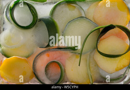 Hintergrund der Haut und Stück frisches szucchini in Ice Cube mit Luftblasen Stockfoto