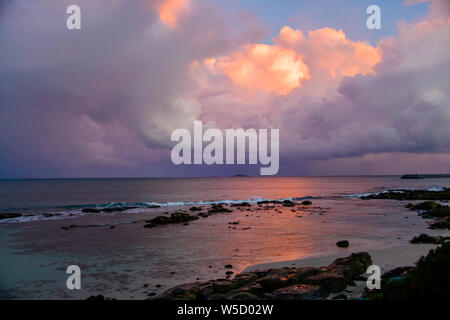 Rosa und Blau Sonnenuntergang mit Wolken und Reflexionen Cape Leeuwin, Augusta, Western Australia Stockfoto