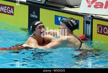 Gwangju, Südkorea. 28. Juli 2019. Goldmedaillenträger Lilly König (R) der Vereinigten Staaten Umarmungen Silbermedaillengewinner Benedetta Pilato von Italien nach der Frauen 50m Brust Finale bei der Gwangju 2019 FINA Weltmeisterschaft in Gwangju, Südkorea, am 28. Juli 2019. Quelle: Xinhua/Alamy leben Nachrichten Stockfoto