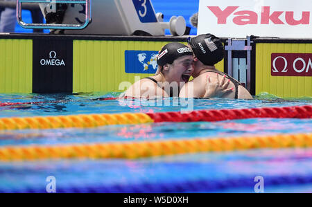 Gwangju, Südkorea. 28. Juli 2019. Goldmedaillenträger Lilly König (R) der Vereinigten Staaten Umarmungen Silbermedaillengewinner Benedetta Pilato von Italien nach der Frauen 50m Brust Finale bei der Gwangju 2019 FINA Weltmeisterschaft in Gwangju, Südkorea, am 28. Juli 2019. Quelle: Xinhua/Alamy leben Nachrichten Stockfoto