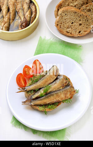 Sandwich mit sprotten auf weiße Platte, Ansicht von oben Stockfoto