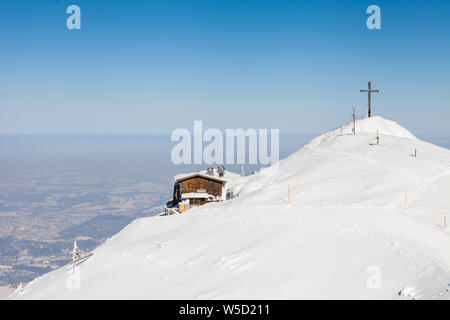 Der Gipfel der Untersberg in Österreich mit Blick auf die Seilbahn. Der Berg liegt an der Grenze zwischen Deutschland und Österreich. Stockfoto
