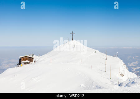 Der Gipfel der Untersberg in Österreich mit Blick auf die Seilbahn. Der Berg liegt an der Grenze zwischen Deutschland und Österreich. Stockfoto