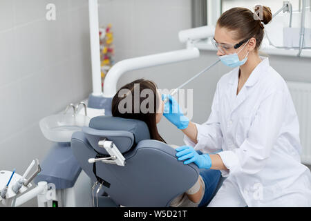 Hohen winkel Portrait von weiblichen Zahnarzt Prüfung Kind in der Klinik, Kopie Raum Stockfoto