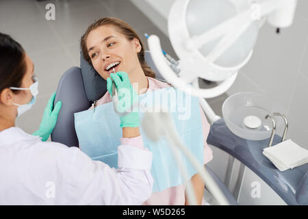 Hohen winkel Porträt der schönen jungen Frau im zahnmedizinischen Stuhl während der medizinischen Check-up, kopieren Raum Stockfoto