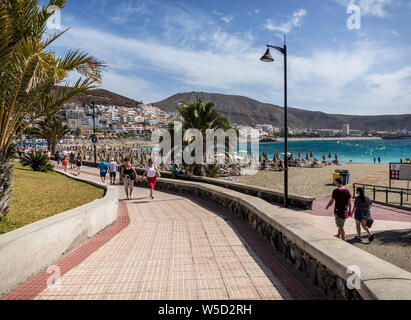 Menschen entspannen und genießen Sie die warme Sonne am Strand Playa de Los Cristianos Stockfoto