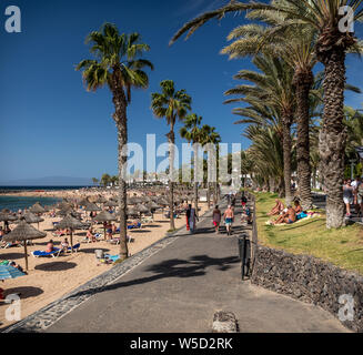 Menschen entspannen und genießen Sie die warme Sonne am Strand Playa del Camisón, Teneriffa Stockfoto