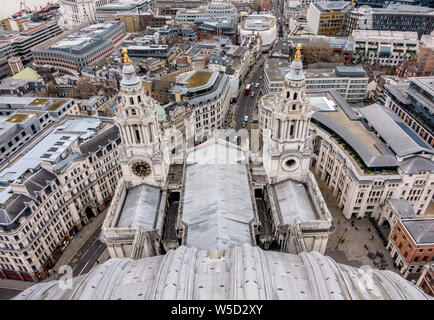 Blick nach Westen entlang Ludgate Hill von der Kuppel der St. Paul's Cathedral, London Stockfoto