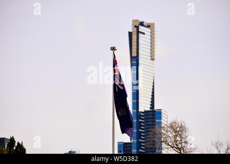 Das Government House, Blick vom Eingang Tore Einfahrt mit Flagge und hohe Hochhaus, Melbourne, Victoria, Australien Stockfoto