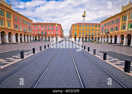 Stadt Nizza Place Massena Square bunt, Reiseziel Französisch Riviera, Alpes Maritimes Departement von Frankreich Stockfoto