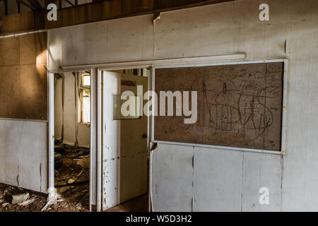 Der Innenraum des verlassenen Ma Wan-ländlichen Ausschuss Office, Hong Kong Stockfoto