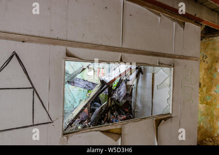 Der Innenraum des verlassenen Ma Wan-ländlichen Ausschuss Office, Hong Kong Stockfoto