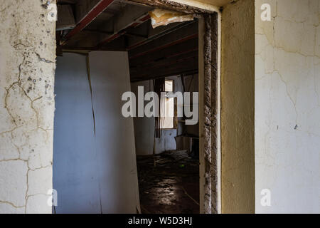 Der Innenraum des verlassenen Ma Wan-ländlichen Ausschuss Office, Hong Kong Stockfoto