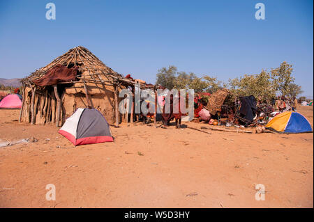 Himba Zelte und Campingplatz an einem Begräbnis sammeln, Kaokoveld, Namibia Stockfoto