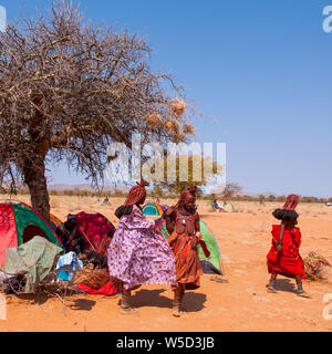 Himba Zelte und Campingplatz an einem Begräbnis sammeln, Kaokoveld, Namibia Stockfoto