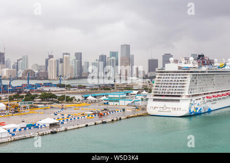 MIAMI, USA - Dezember 11, 2016: Hafen von Miami mit Kreuzfahrtschiffen. Miami ist wichtiger Hafen in den Vereinigten Staaten für Kreuzfahrten. Stockfoto
