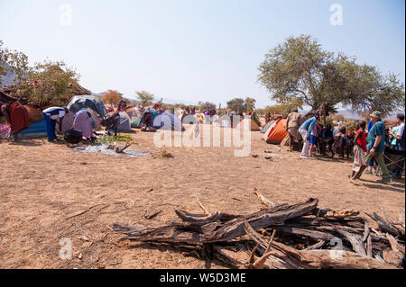 Himba Zelte und Campingplatz an einem Begräbnis sammeln, Kaokoveld, Namibia Stockfoto