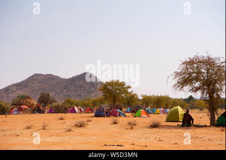 Himba Zelte und Campingplatz an einem Begräbnis sammeln, Kaokoveld, Namibia Stockfoto