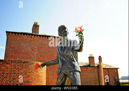 Statue von Pop Sänger Billy Fury nach Künstler Tom Murphy am Albert Dock, Liverpool, Großbritannien Stockfoto