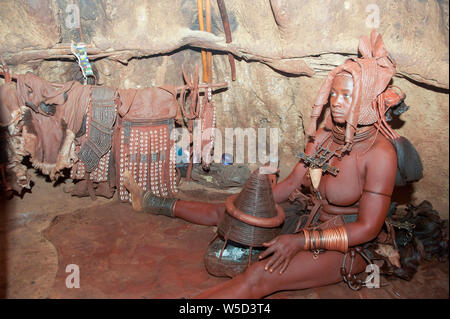 Innere der Himba Hütte Frau kocht das Essen, Kaokoveld, Namibia, Afrika Stockfoto