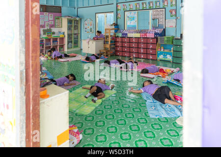 THAILAND, PHUKET - Januar 10, 2018 - Kinder schlafen auf dem Boden in der Schule in Ko Panyi Gipsy Village auf dem Wasser Stockfoto