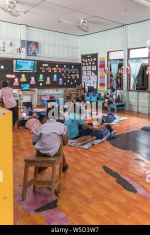 THAILAND, PHUKET - Januar 10, 2018 - Kinder schlafen auf dem Boden in der Schule in Ko Panyi Gipsy Village auf dem Wasser Stockfoto