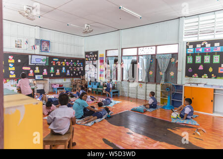 THAILAND, PHUKET - Januar 10, 2018 - Kinder schlafen auf dem Boden in der Schule in Ko Panyi Gipsy Village auf dem Wasser Stockfoto